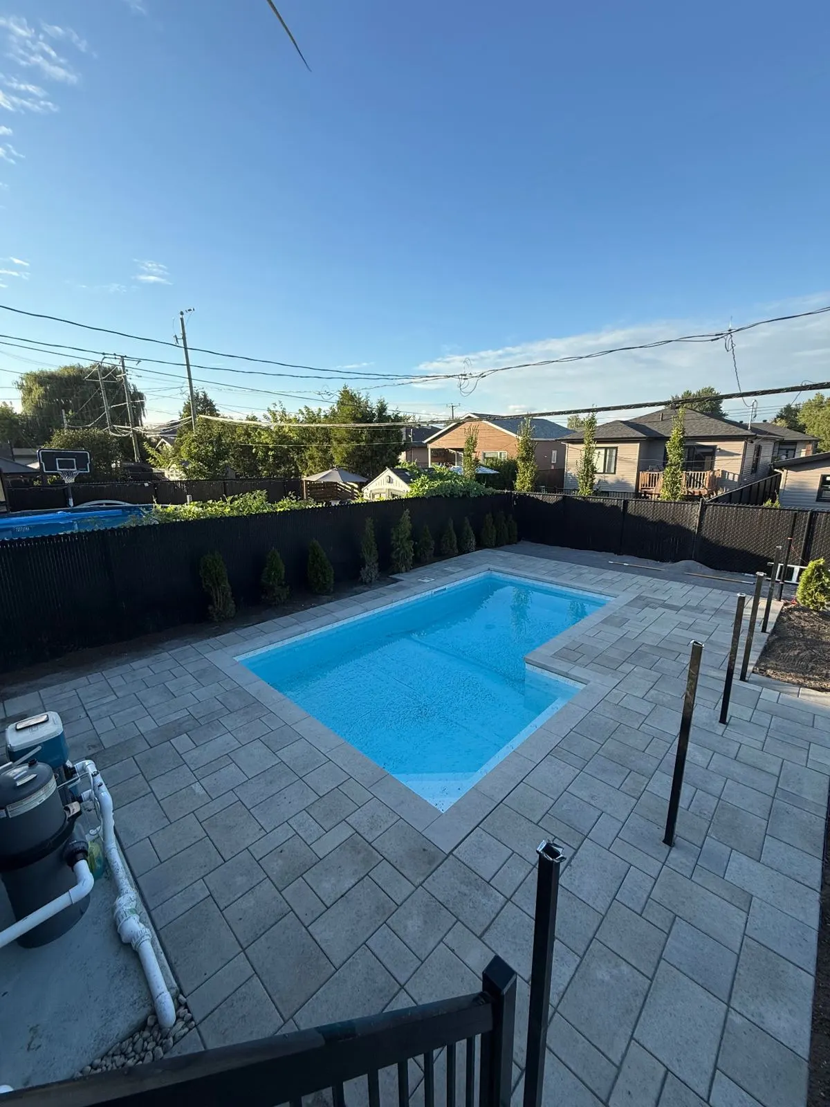 Réalisation de Groupe Paysager NG : piscine et terrasse en pavé uni, Rive-Sud de Montréal