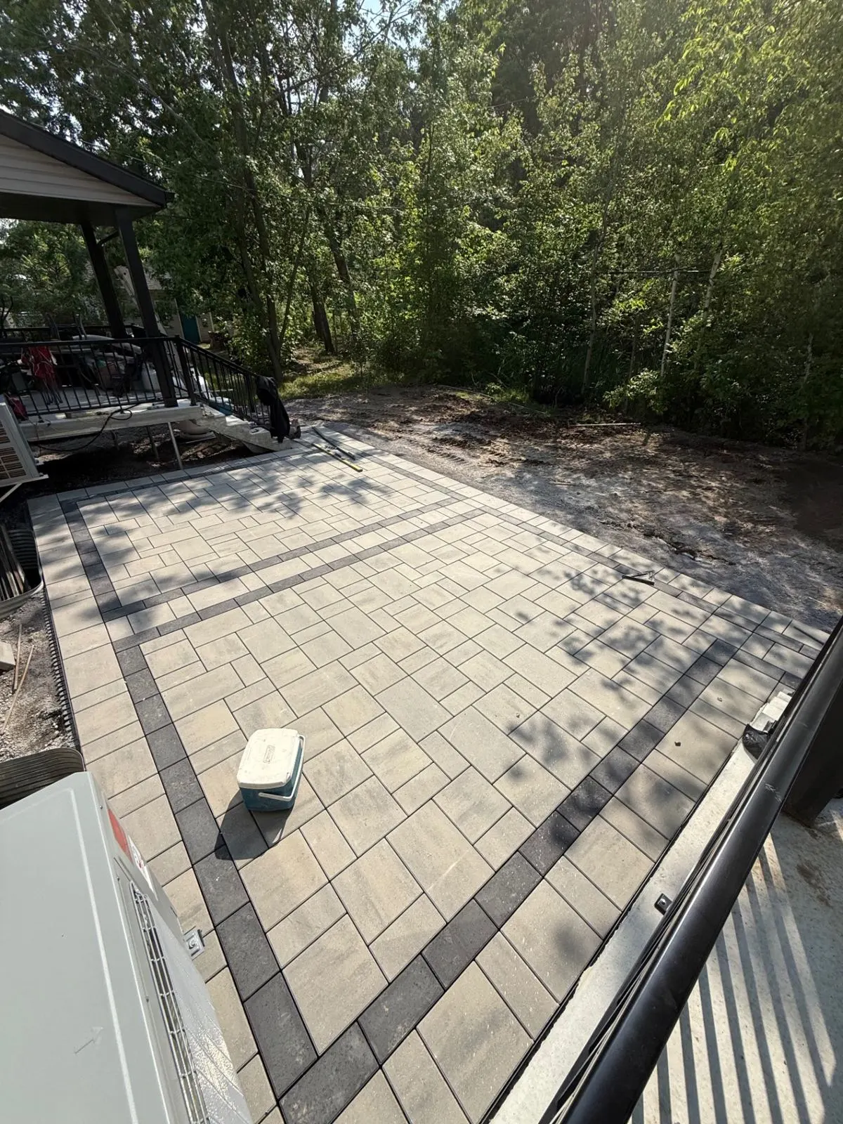 Réalisation de Groupe Paysager NG : patio en pavé uni à motifs, Rive-Sud de Montréal
