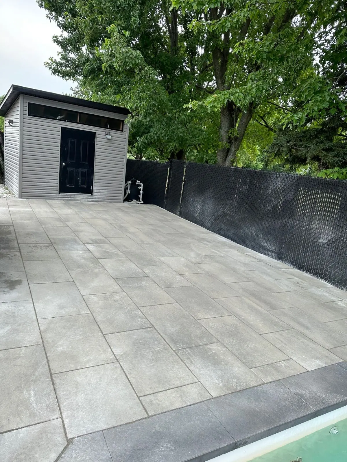 Réalisation de Groupe Paysager NG : grande terrasse pavée près de la piscine, Rive-Sud de Montréal