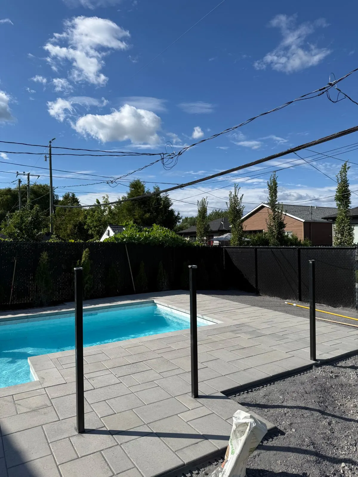 Réalisation de Groupe Paysager NG : terrasse et contour de piscine, Rive-Sud de Montréal