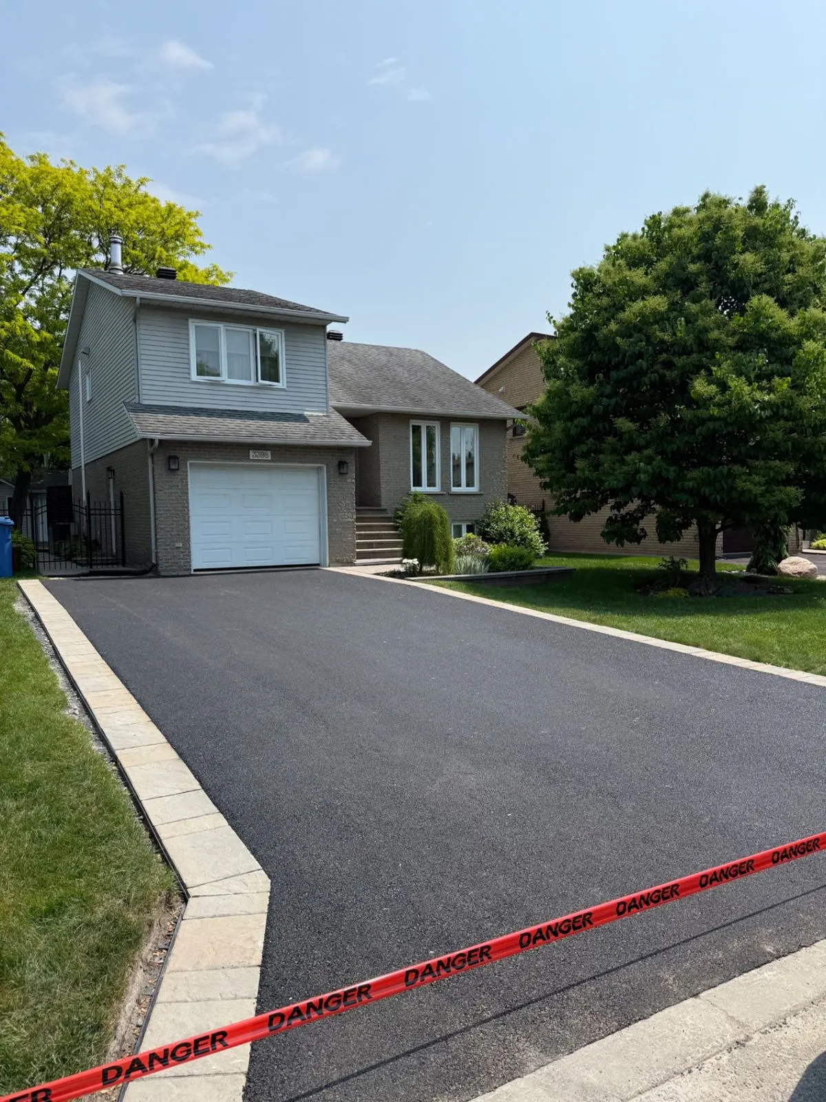 Réalisation de Groupe Paysager NG : entrée asphaltée et bordures en pavé, Rive-Sud de Montréal
