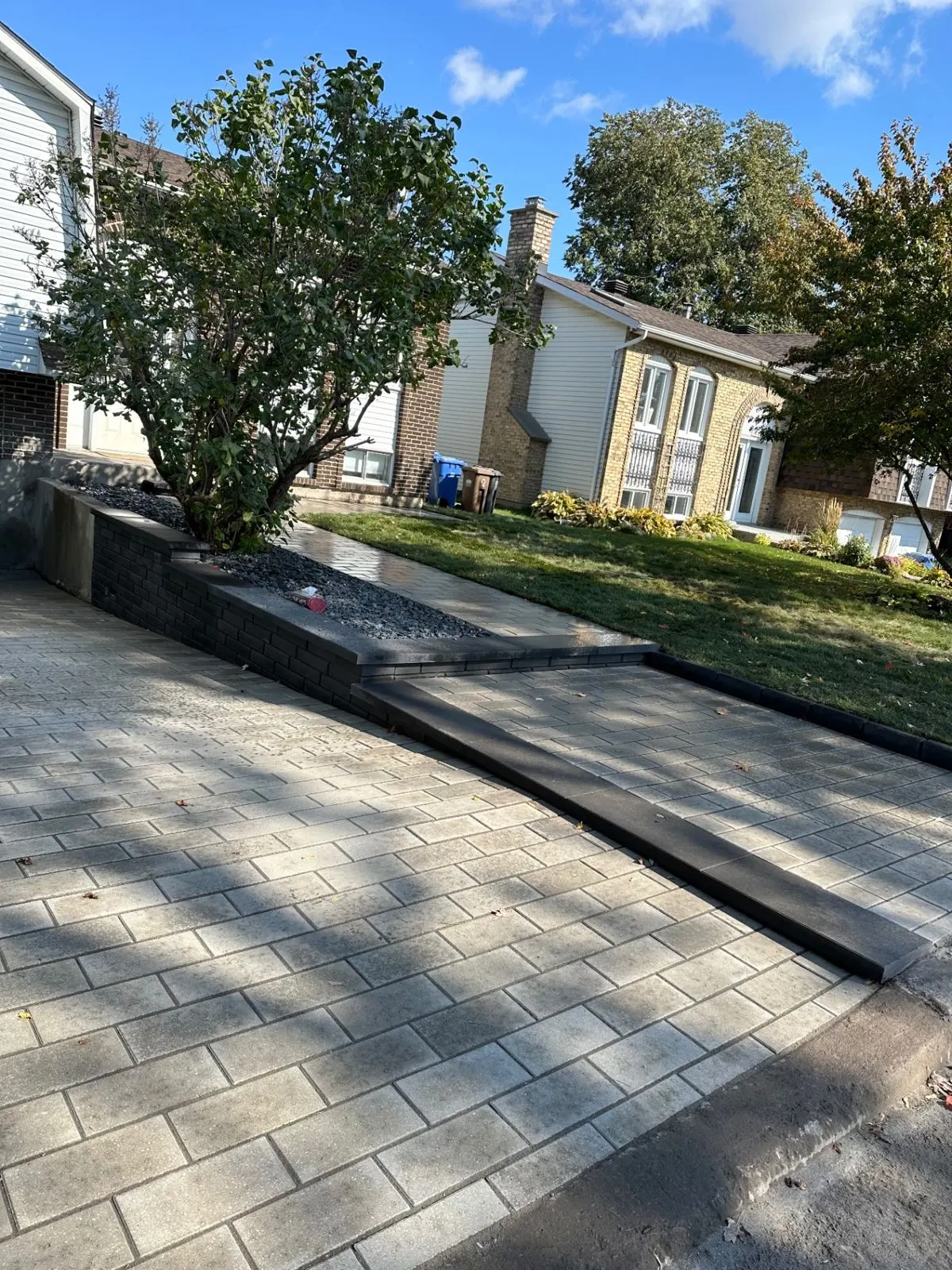 Réalisation de Groupe Paysager NG : entrée de cour et muret extérieur, Rive-Sud de Montréal