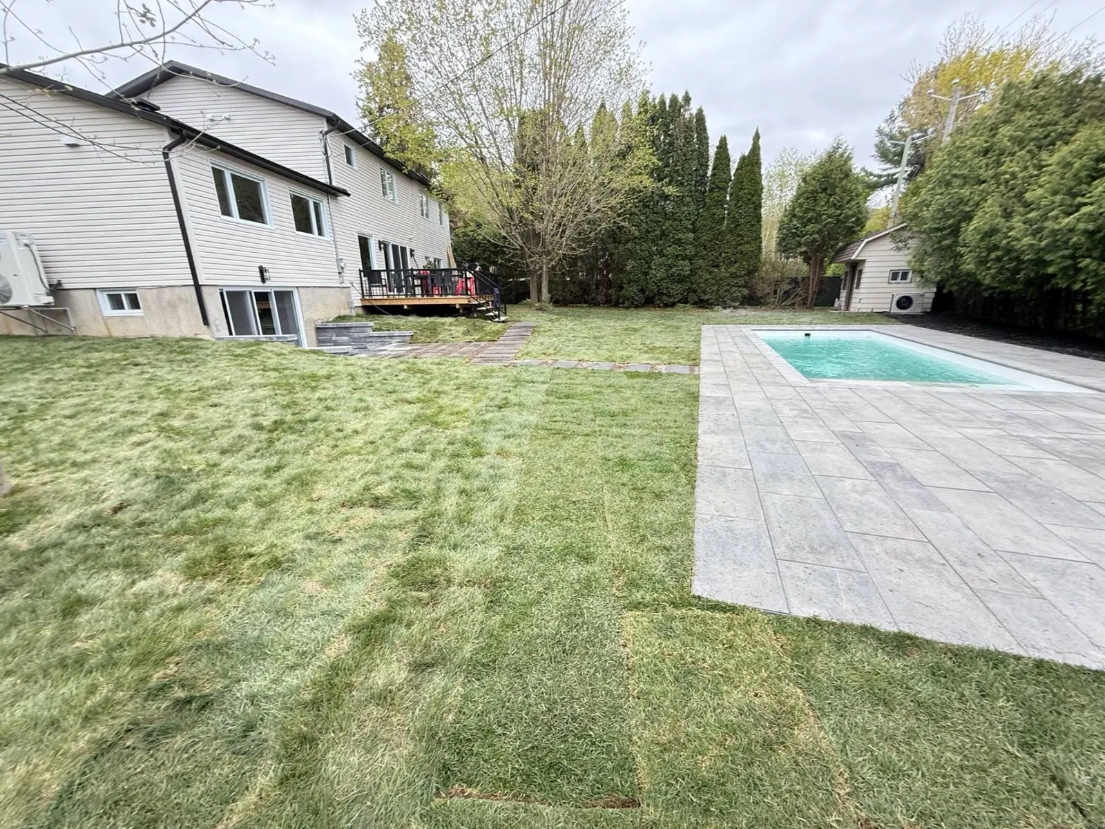 Réalisation de Groupe Paysager NG : cour arrière et aménagement autour d’une piscine, Rive-Sud de Montréal