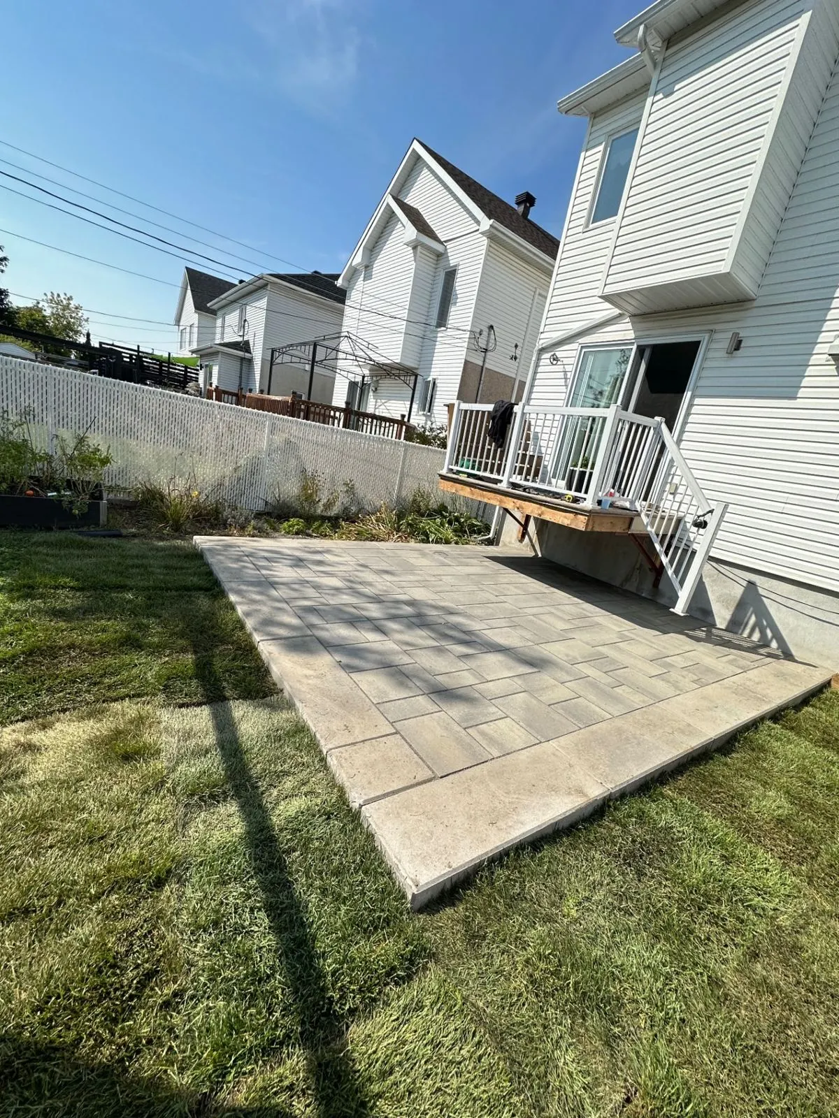 Réalisation de Groupe Paysager NG : terrasse en pavé uni dans une cour arrière, Rive-Sud de Montréal