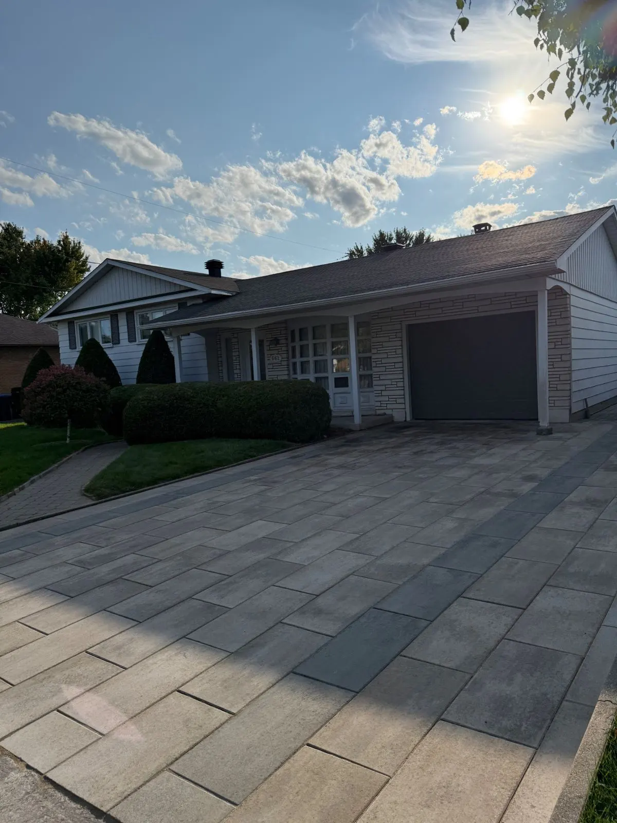 Réalisation de Groupe Paysager NG : entrée de garage en pavé uni, Rive-Sud de Montréal