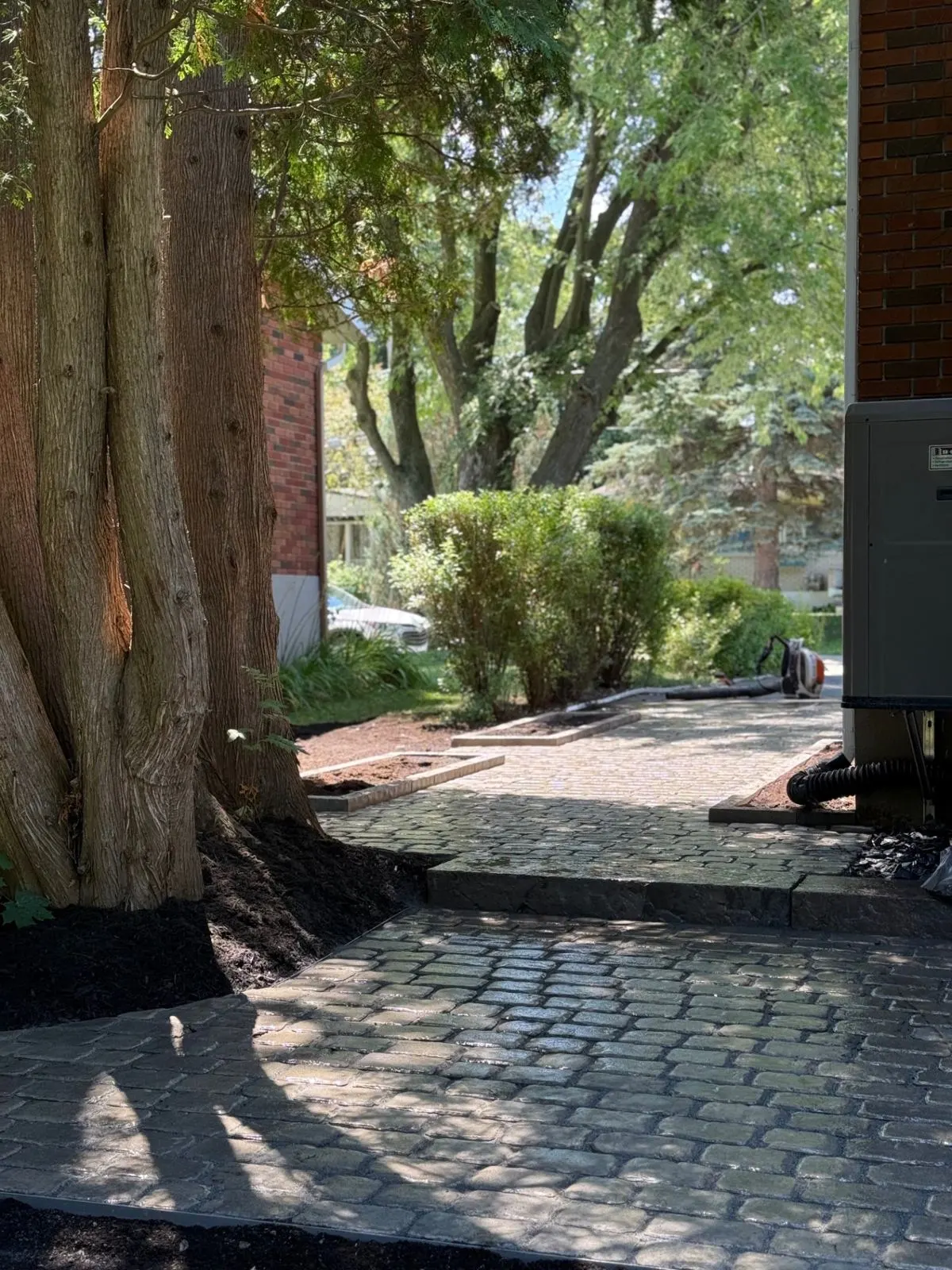 Réalisation de Groupe Paysager NG : sentier en pavé dans un jardin, Rive-Sud de Montréal